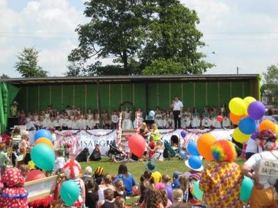 Rose Queens, Retinues and Fancy Dress all Together - 2010